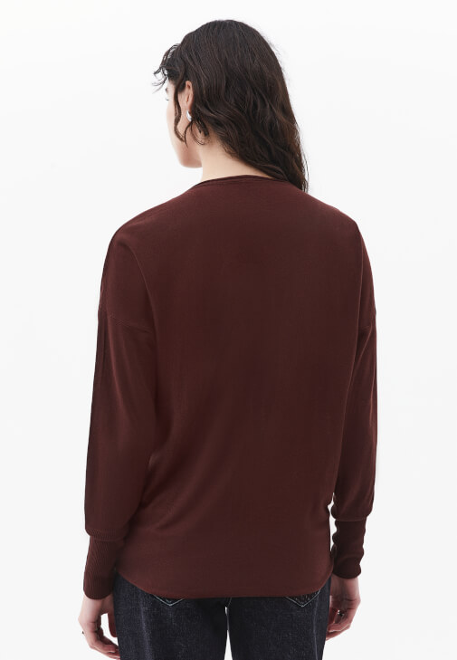 V Yaka Kazak ve Denim Pantolon Kombini