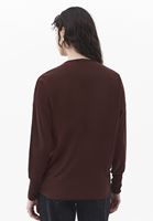 V Yaka Kazak ve Denim Pantolon Kombini