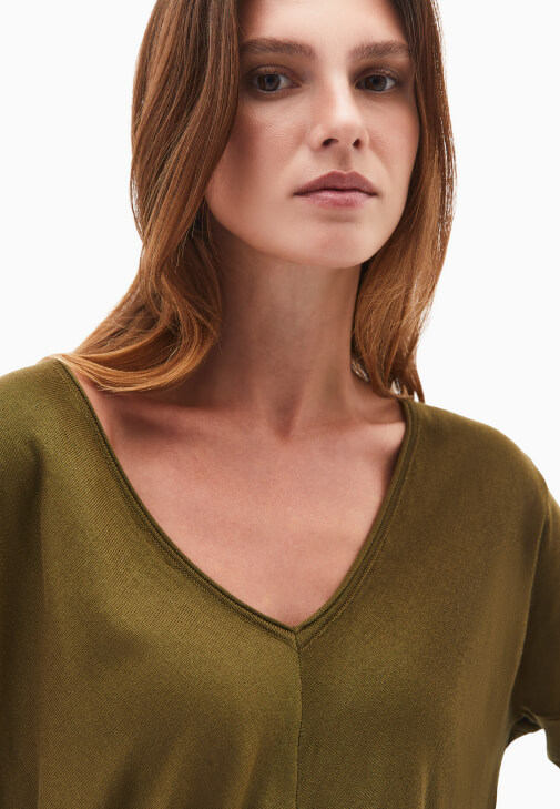 V Yaka Kazak ve Baggy-Fit Denim Pantolon Kombini