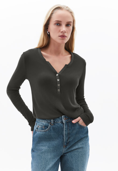 Uzun Kollu Tişört ve Wide-Leg Denim Pantolon Kombini