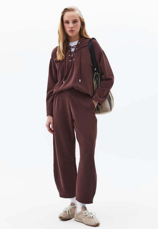 Barrel-Fit Pantolon ve Sweatshirt Kombini