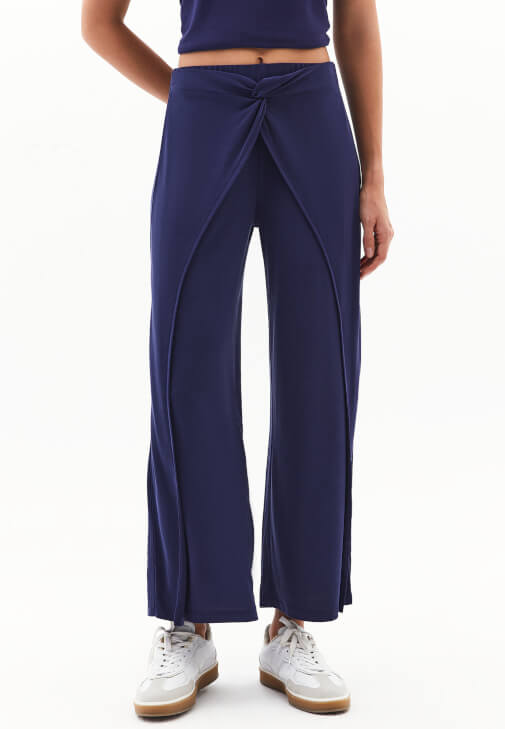 Burgu Detaylı Pantolon ve Modal Tişört Kombini