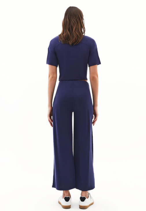 Burgu Detaylı Pantolon ve Modal Tişört Kombini