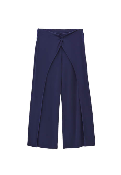 Burgu Detaylı Pantolon ve Modal Tişört Kombini