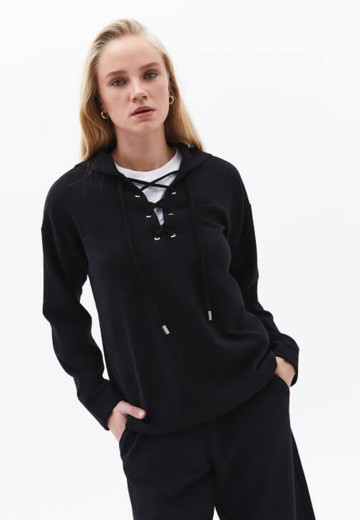 Bağcıklı Sweatshirt ve Pantolon Kombini