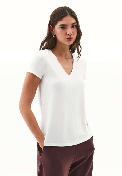 V Yaka Tişört ve Barrel-Fit Pantolon Kombini