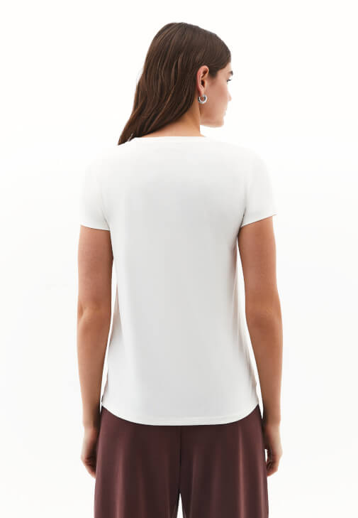 V Yaka Tişört ve Barrel-Fit Pantolon Kombini