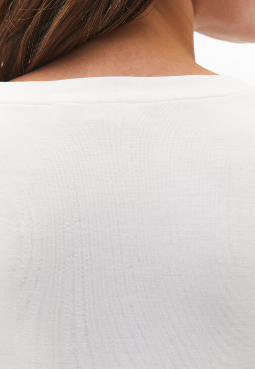 V Yaka Tişört ve Barrel-Fit Pantolon Kombini