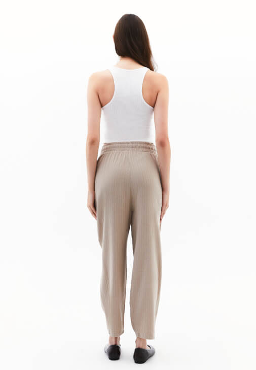 Baggy-Fit Keten Pantolon ve Atlet Kombini