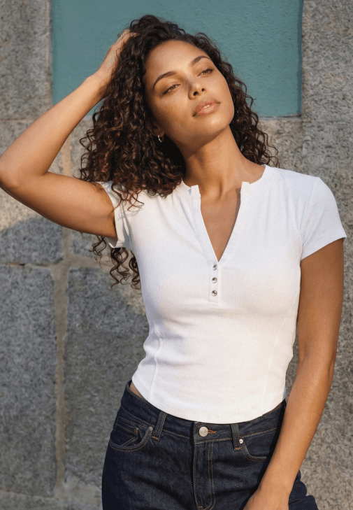 Beyaz Modal Düğme Detaylı Tişört