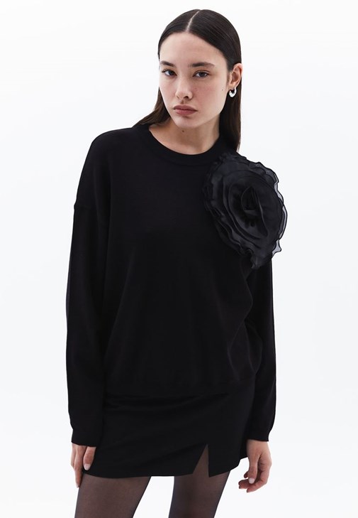 Gül Detaylı Kazak ve Şort Etek Kombini