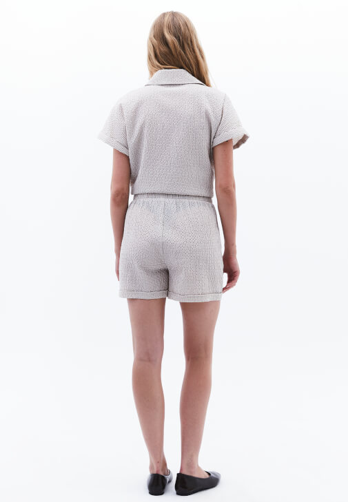 Şort ve Düğmeli Gömlek Kombini