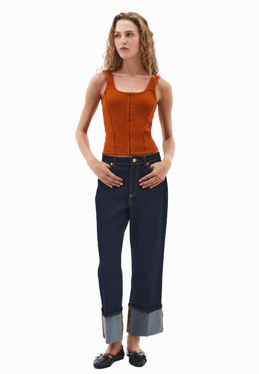 U Yaka Atlet ve Straight-Fit Pantolon Kombini