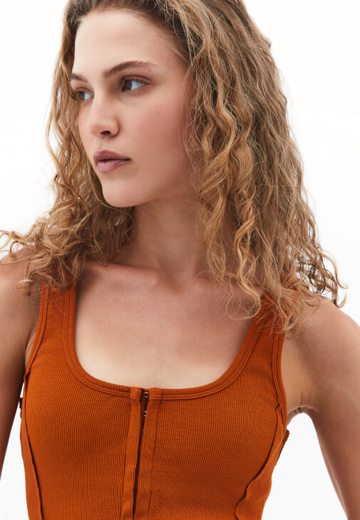 U Yaka Atlet ve Straight-Fit Pantolon Kombini