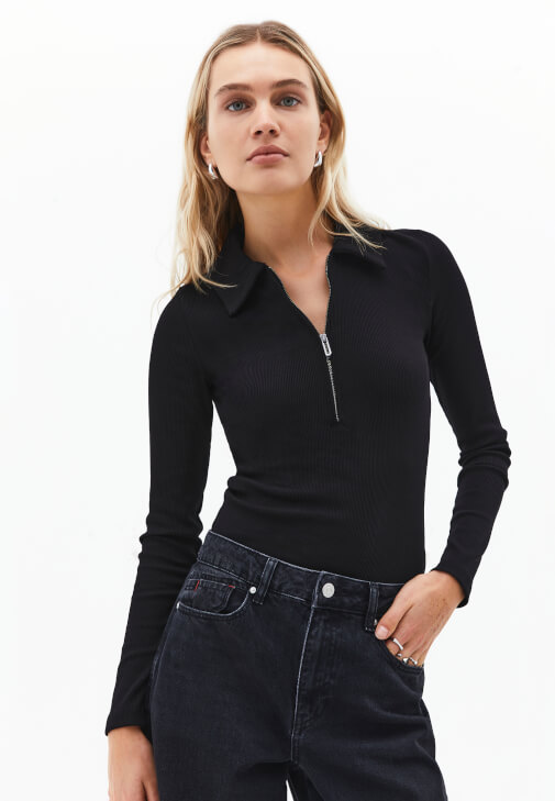 Fermuarlı Tişört ve Mom-Fit Pantolon Kombini