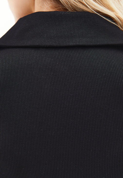 Fermuarlı Tişört ve Mom-Fit Pantolon Kombini