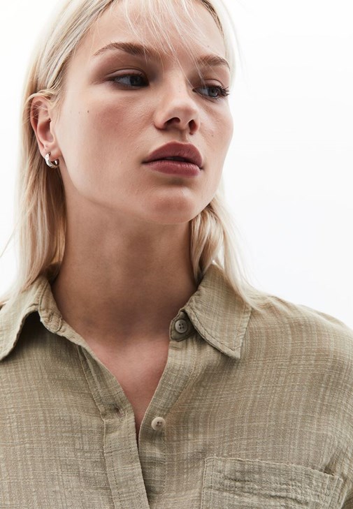 Cepli Gömlek ve Keten Pantolon Kombiini