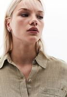 Cepli Gömlek ve Keten Pantolon Kombiini