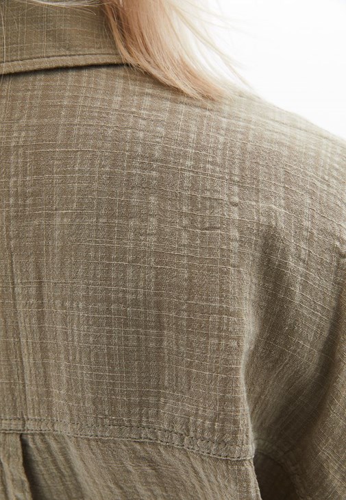 Cepli Gömlek ve Keten Pantolon Kombiini