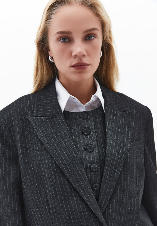 Blazer Ceket ve Çizgili Pantolon Kombini