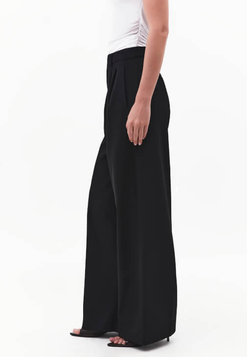 Wide-Leg Pantolon ve Fermuarlı Kazak Kombini