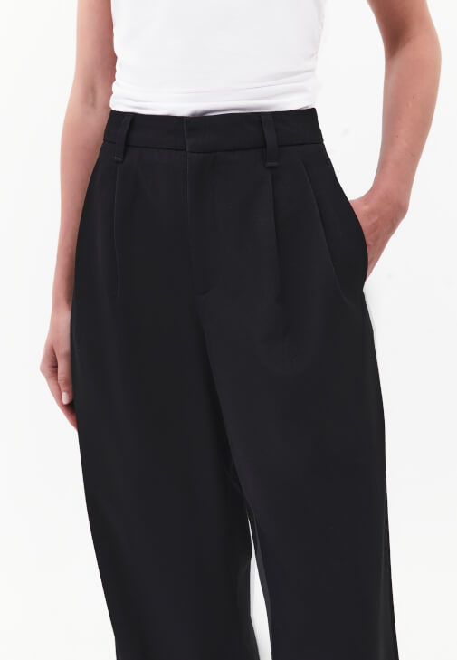 Wide-Leg Pantolon ve Fermuarlı Kazak Kombini