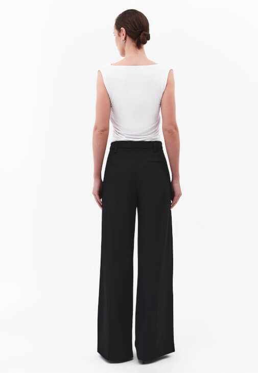 Wide-Leg Pantolon ve Fermuarlı Kazak Kombini