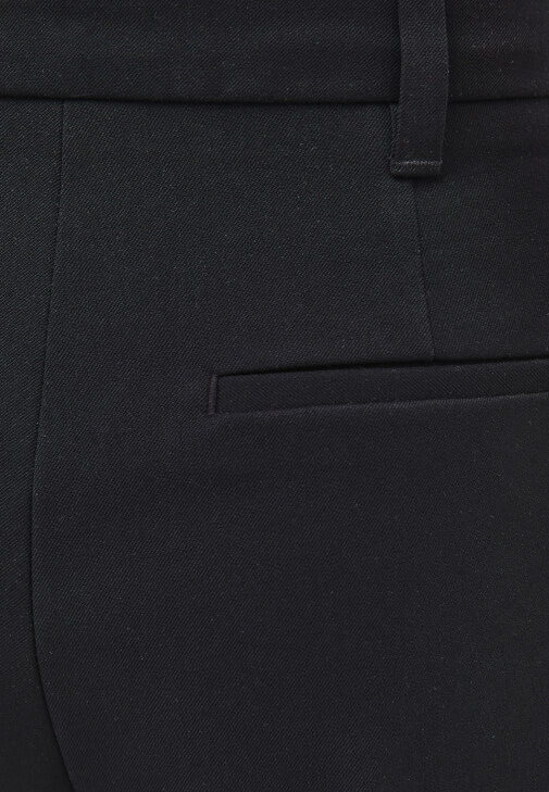Wide-Leg Pantolon ve Fermuarlı Kazak Kombini