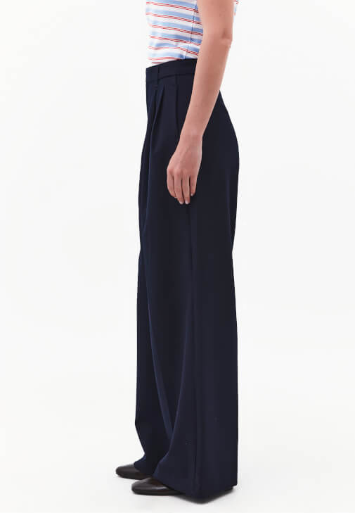 Wide-Leg Pantolon ve Slim-Fit Gömlek Kombini