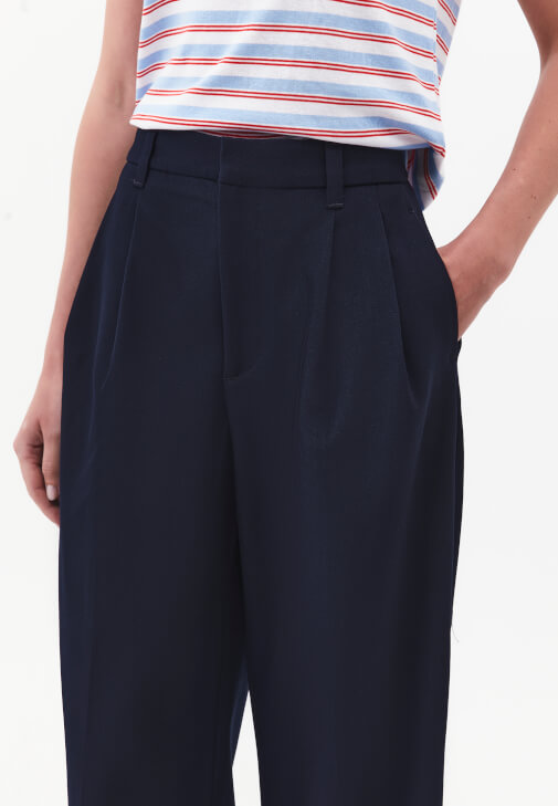 Wide-Leg Pantolon ve Slim-Fit Gömlek Kombini