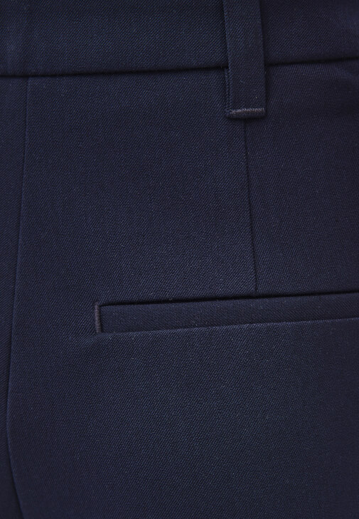 Wide-Leg Pantolon ve Slim-Fit Gömlek Kombini
