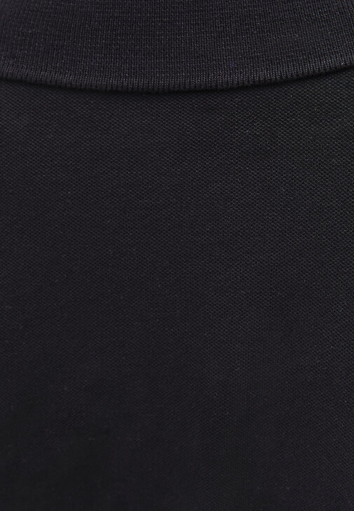 Polo Yaka Tişört ve Barrel-Fit Denim Kombini