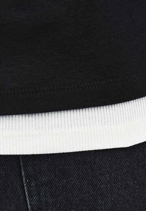 Pamuklu Düğmeli Tişört ve Denim Pantolon Kombini