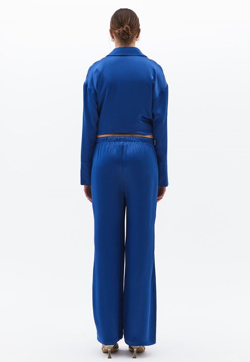Wide-Leg Saten Pantolon ve Saten Gömlek Kombini