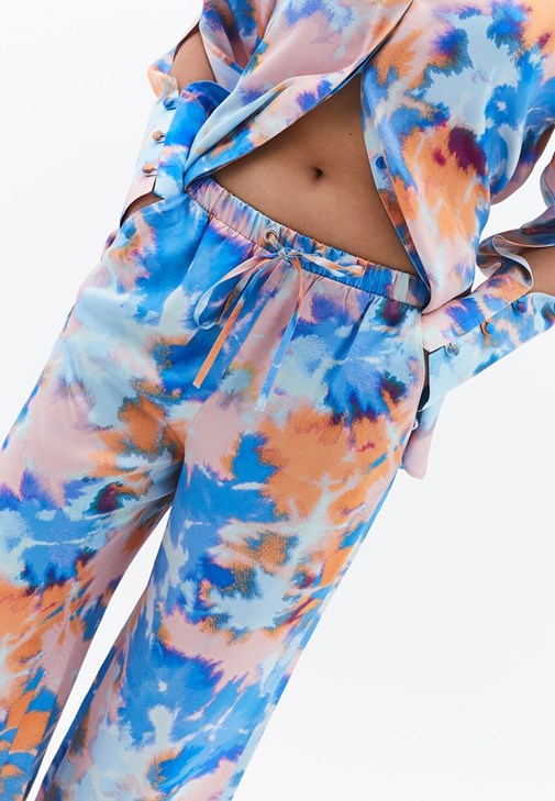 Saten Pantolon ve Kuşaklı Saten Gömlek Kombini