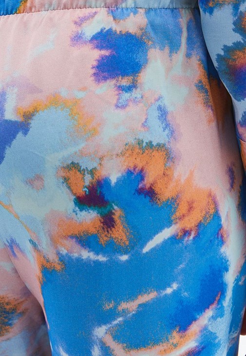 Saten Pantolon ve Kuşaklı Saten Gömlek Kombini