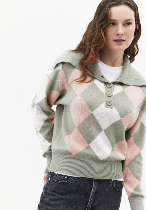 Yeşil Düğme Detaylı Jakarlı Kazak