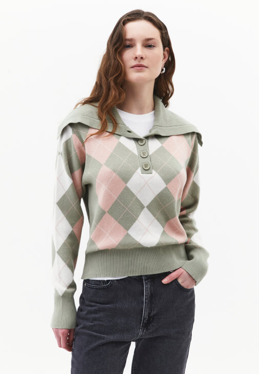 Jakarlı Kazak ve Denim Pantolon Kombini