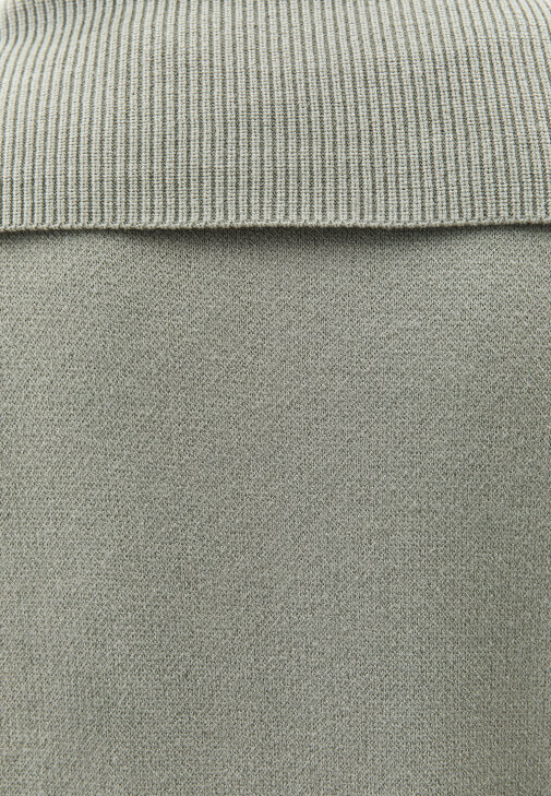 Jakarlı Kazak ve Denim Pantolon Kombini