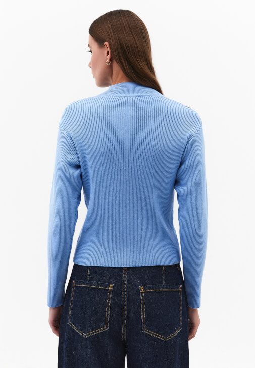Jakarlı Hırka ve Denim Pantolon Kombini