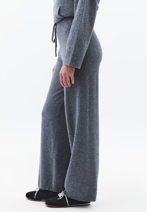 Yünlü Pantolon ve Kazak Kombini