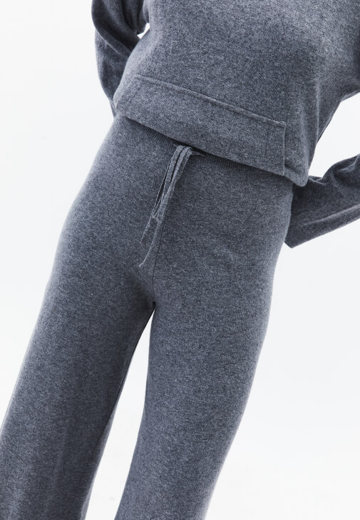 Yünlü Pantolon ve Kazak Kombini