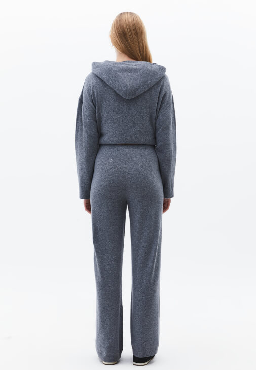 Yünlü Pantolon ve Kazak Kombini