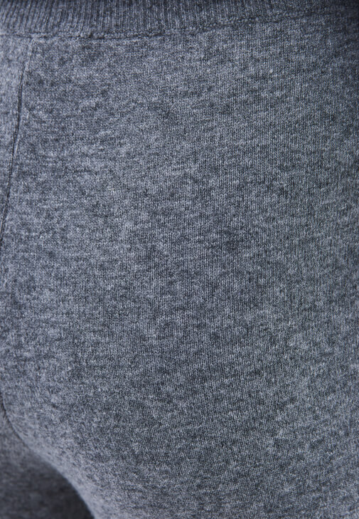 Yünlü Pantolon ve Kazak Kombini