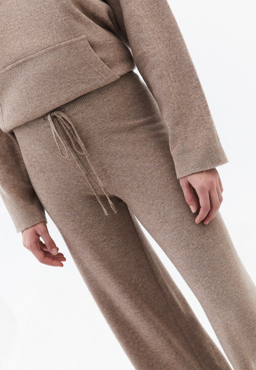 Straight-Fit Pantolon ve Kazak Kombini