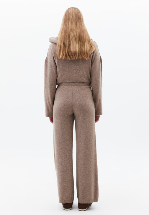 Straight-Fit Pantolon ve Kazak Kombini