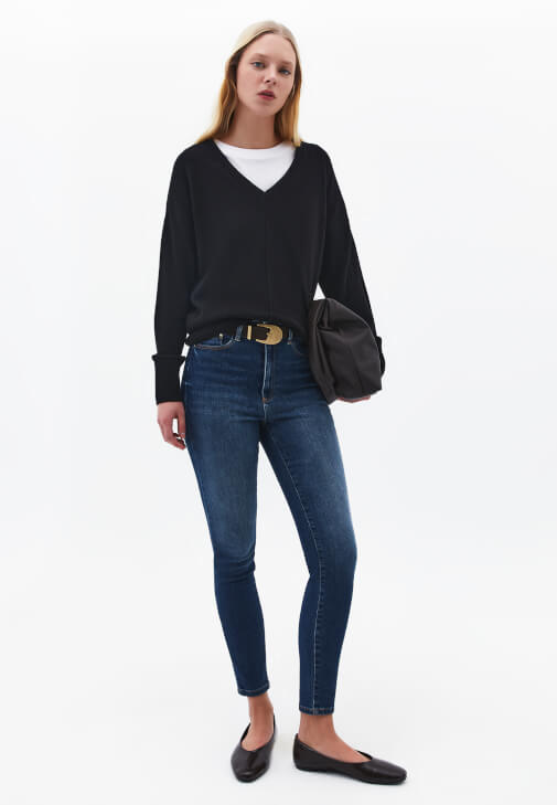  Skinny-Fit Pantolon ve Yün Kazak Kombini