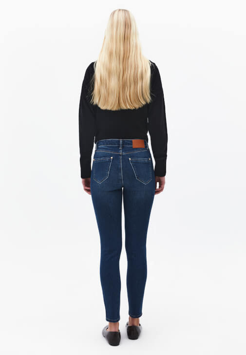 Skinny-Fit Pantolon ve Yün Kazak Kombini