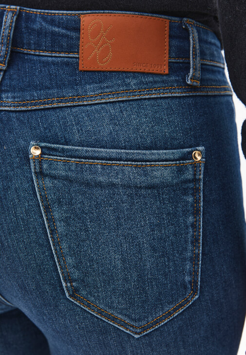 Skinny-Fit Pantolon ve Yün Kazak Kombini