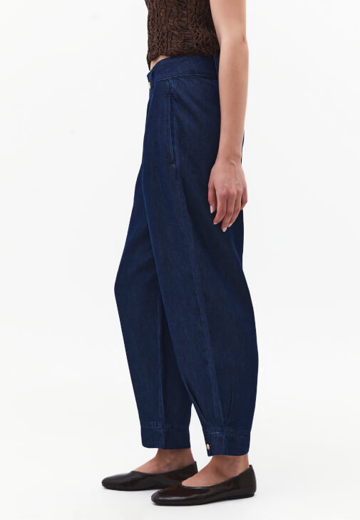 Denim Balon Pantolon ve Atlet Kombini